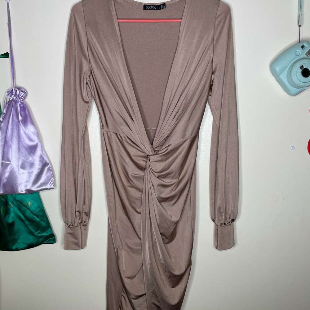 Size: 4, low v cut dress by Boohoo